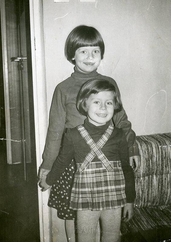 KKE 2396.jpg - Fot. Portret. Iga - starsza córka Janusza Kołakowskiego i Edyta młodsza córka Janusza Kołakowskiego, Olsztyn, 1979 r.